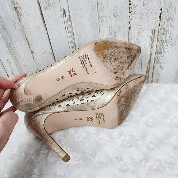BCBGeneration Harrah Pumps Gold Size 9 - Picture 7 of 9